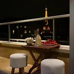 Les Amoureux De La Tour Eiffel